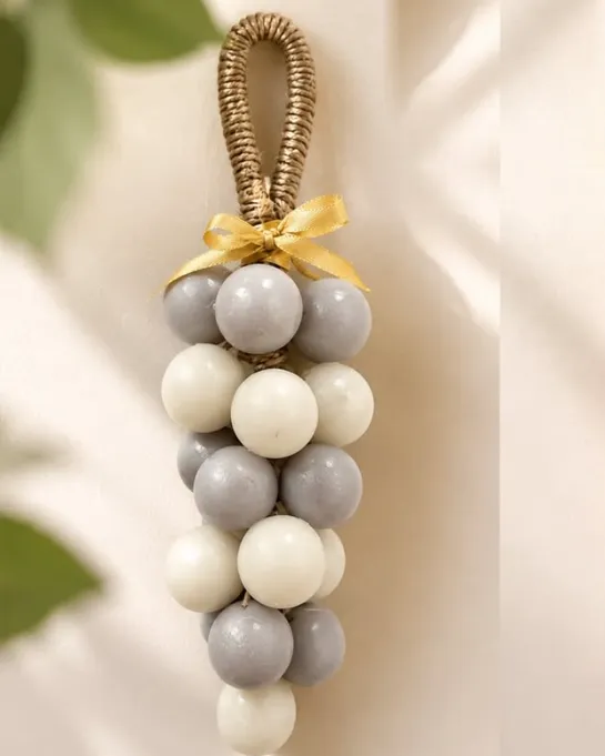 Cacho de uva de sabonete em branco e cinza, com cordão e laço dourado
