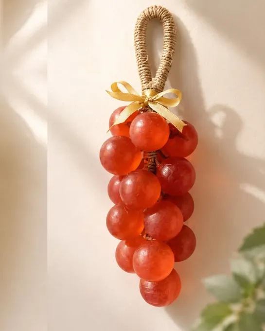 Cacho de uva de sabonete vermelho, com cordão e laço dourado